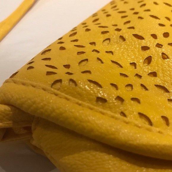 ADORABLE Yellow little crossbody bag with cute Floral Pattern 🥰 - Picture 4 of 9